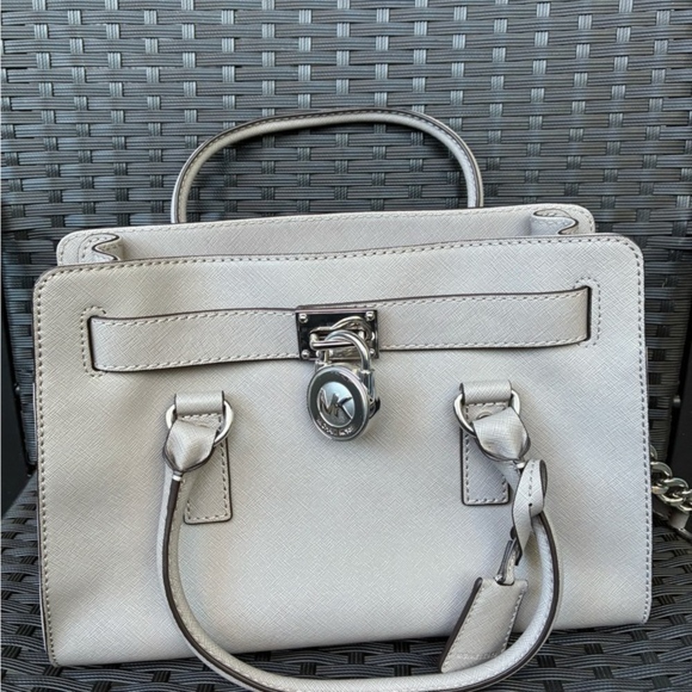 MICHAEL KORS BAG,Michael Kors Light Gray Shoulder Bag. - Picture 1 of 16